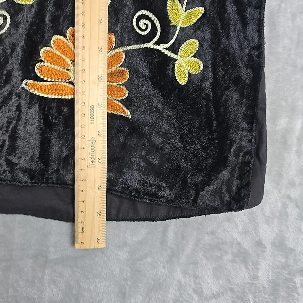 Nouveau Monde Women's Gypsy Velvet Embroidered‎ Floral 2 Button Vest 4x Black